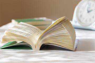 窓際の机の上に開かれた本