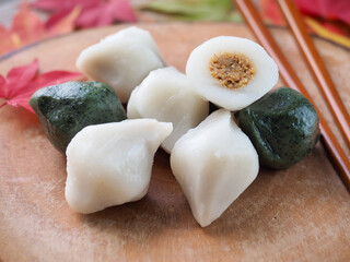 한국전통음식 송편과 단풍잎, 떡