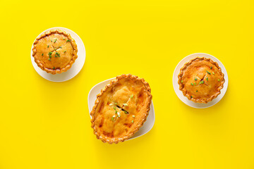 Tasty beef pot pies on color background © Pixel-Shot