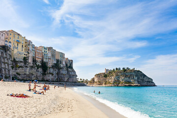 Der Strand Spiagga della Rotonda mit badenden Menschen, im Hintergrund Santa Maria dell Isola in...