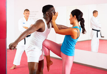 Fototapeta na wymiar Asian woman training to fight off a man attack in self defense lesson