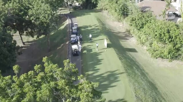 toma aerea de drone en campo de golf con jugadores en evento de torneo en casa de campo republica dominicana.