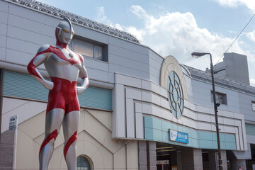 ウルトラマン像と祖師ヶ谷大蔵駅（東京都世田谷区祖師谷）