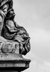 Black and white cherub statue © Kacper