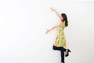 ポートレート　若い女性　両腕　コピースペース