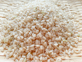 健康に良い玄米　ざるに盛られた玄米