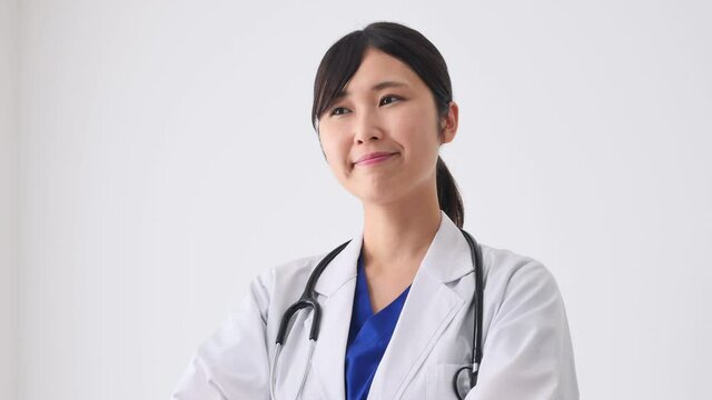女性　医師　笑顔　白背景
