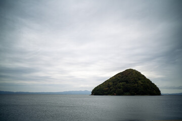 海に浮かぶ山のような形の島