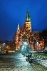 Świąteczne, bożonarodzeniowe ozdoby przed kościołem w Krakowie podświetlone