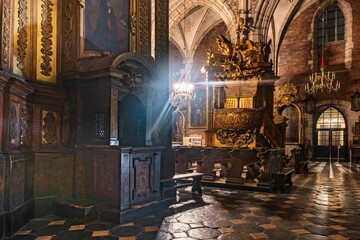 Wspaniałe wnętrze kościoła bazyliki w Krakowie - obrazy, fototapety, plakaty