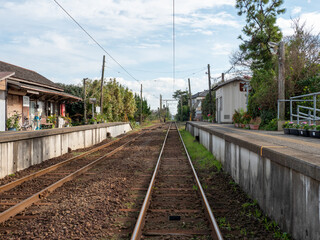 Obraz premium 冬の青空と銚子電鉄の笠上黒生駅の風景