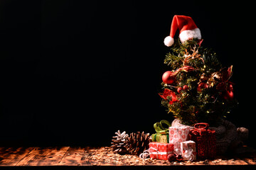 Kompozycja z choinką na Boże Narodzenie - obrazy, fototapety, plakaty