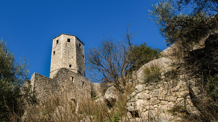 Fototapeta na wymiar Burg am Fluss Neretva