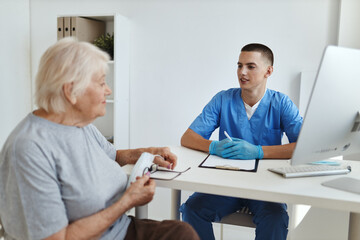 Obraz premium an elderly woman is examined by a doctor diagnostics