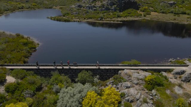 A crowd of tourists walk across a walkway on the edge of Cov&atilde;o dos Conchos.