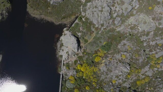 A drone lowers in a satellite birdseye view of Cov&atilde;o dos Conchos.