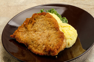 Crispy chicken schnitzel with mashed potato