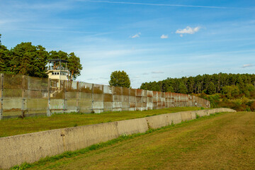 Spaziergang auf dem Kolonnenweg in der Nähe der Gedenkstätte Point Alpha am Tag der Deutschen Einheit - Thüringen - Hessen