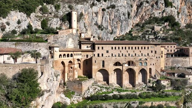 Santuario del Sacro Speco, Monastero di San Benedetto a Subiaco, Roma, Italia.
Ripresa aerea con drone del santuario costruito nella roccia.
