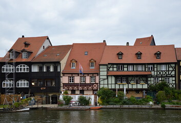 Naklejka premium Historische Bauwerke am Fluss Pegnitz in der Altstadt von Bamberg, Franken, Bayern