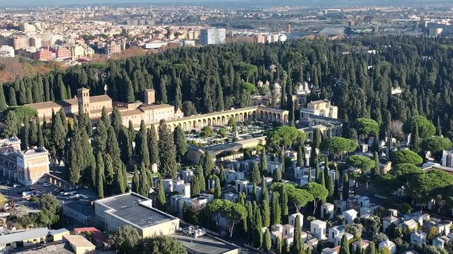 il cimitero del Verano a Roma
Veduta aerea del cimitero pi&ugrave; importante di Roma, Italia.