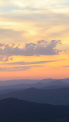 Fototapeta na wymiar nascer do sol no alto das montanhas com mar de nuvens