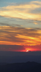 nascer do sol no alto das montanhas com mar de nuvens