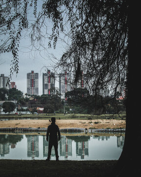 silhueta de homem no Parque Birigui em Curitiba