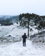 Homem caminhando sobre a neve em Urubici, Santa Catarina, Brasil 
