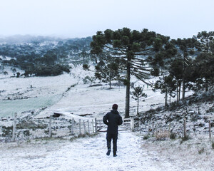 Homem caminhando sobre a neve em Urubici, Santa Catarina, Brasil 