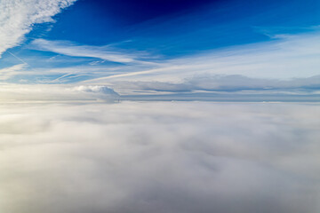 Fototapeta na wymiar W chmurach, pod chmurami nad mgłą. 