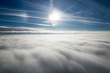 W chmurach, pod chmurami nad mgłą. 