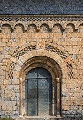 Fototapeta na wymiar Porte et bandes lombardes de l'église de Santa María de Alaón à Sopeira, Aragon, Espagne