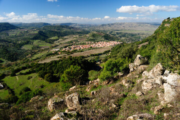 Fototapeta na wymiar Veduta del paese di Siligo dal Monte S. Antonio