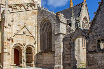 Fototapeta na wymiar Penmarc'h. Entrée de l'église Saint-Nonna et porte d'entrée sur les jardins. Finistère. Bretagne 