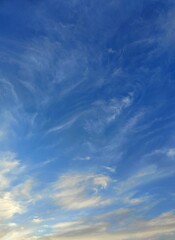 Nubes y cielo azul