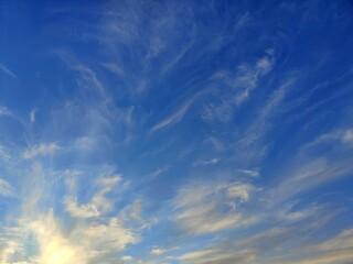 Cielo azul y luz del sol reflejada en nubes