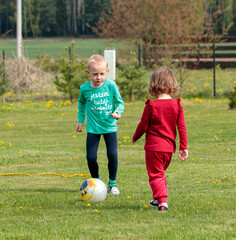 Chłopiec i dziewczynka grający w piłkę - obrazy, fototapety, plakaty