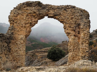la espesa niebla sobre los montes comunes de arén a través del arco de sobrecastel de huesca, aragón, españa, europa 