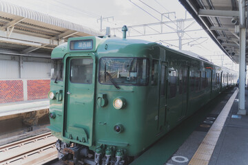 滋賀県の湖西線の緑の電車