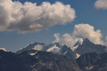 Fototapeta na wymiar Giganten der Ostalpen; Blick von Nordwesten auf die Berninagruppe mit Piz Bernina (4049m) links und Piz Roseg (3937m) rechts