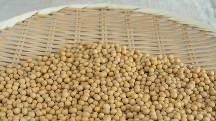 竹ざるの上の大豆