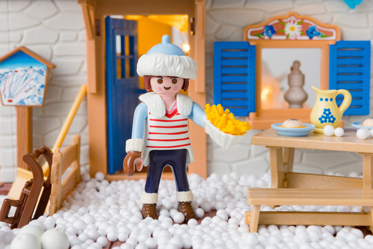 Lippstadt - Deutschland 14. Dezember 2021 Playmobil Skifahrerin bei einer Pause mit Pommes Frites