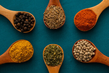 Assortiment d'épices dans des cuillères en bois