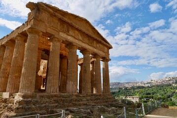 Obraz premium Remains of Greek Temple of Concordia in Valley of the Temples (Valle dei Templi). UNESCO World Heritage Site in Agrigento, Sicily, Italy.