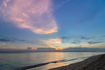 Fototapeta premium Beautiful sunrise on the ocean shore in the morning