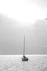 Einsames Boot auf Thuner See
