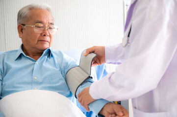 Obraz premium professional doctor working in medical checking up patient in hospital clinic, health care concept