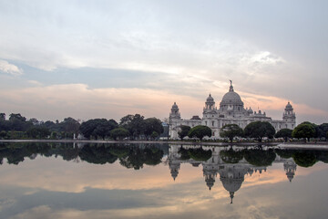 Obraz premium The Victoria Memorial is one of the most popular tourist destinations in Kolkata. Reflection is seen in the pond water in the garden area inside the Victoria Memorial.