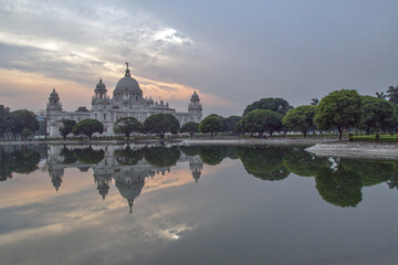 Obraz premium The Victoria Memorial is one of the most popular tourist destinations in Kolkata. Reflection is seen in the pond water in the garden area inside the Victoria Memorial.